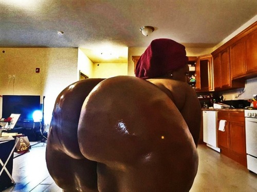 lordbear1:I don’t reblog to many pics, but this one!!!I want an ass just like damnit