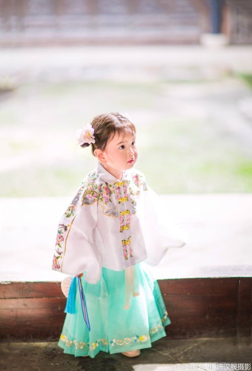 hanfugallery:little girl in traditional chinese hanfu by 烟雨江南传统汉服摄影 Upright-collar Aoqun/袄裙 from 裁云集