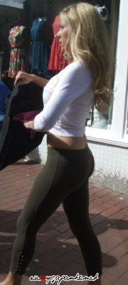 weloveyogapants:  Voyeur shot of a hot blonde in yoga pants