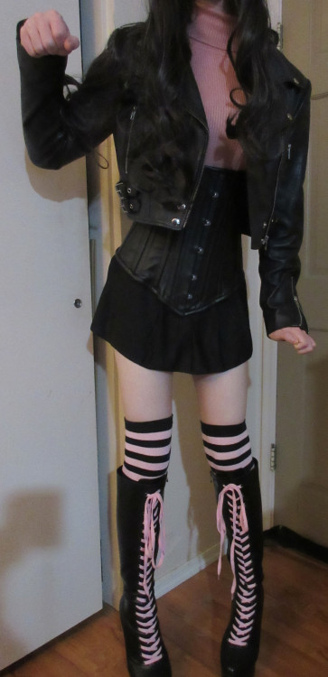 Leather jacket, leather boots, leather corset… And some pink!