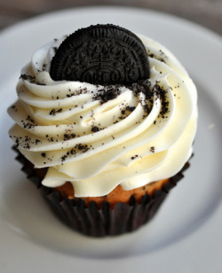 do-not-touch-my-food:  Cupcake / Ooh La