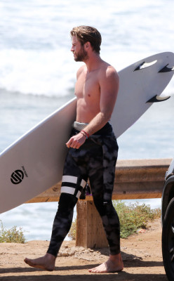 celebgosspb:  Liam Hemsworth​ goes surfing