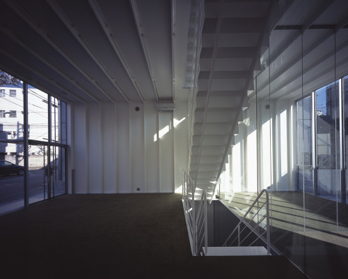 subtilitas:Tezuka Architects - Thin wall office, Tokyo 2004. The walls an floors are constructed of 