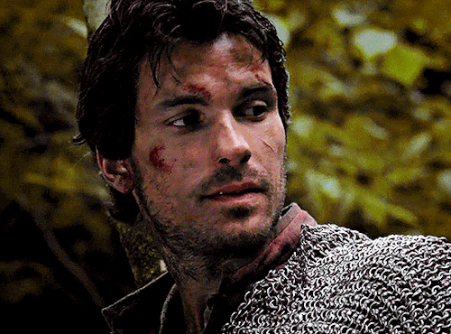 SANTIAGO CABRERA As LANCELOT In MERLIN 2x4: Lancelot And Guinevere