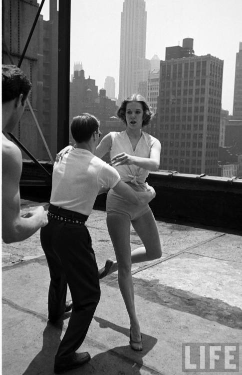 Dancing on the roof(Peter Stackpole. 1951)