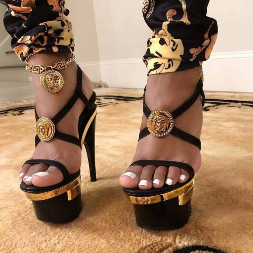 t-double-posts:All that glitters is gold…in heels!