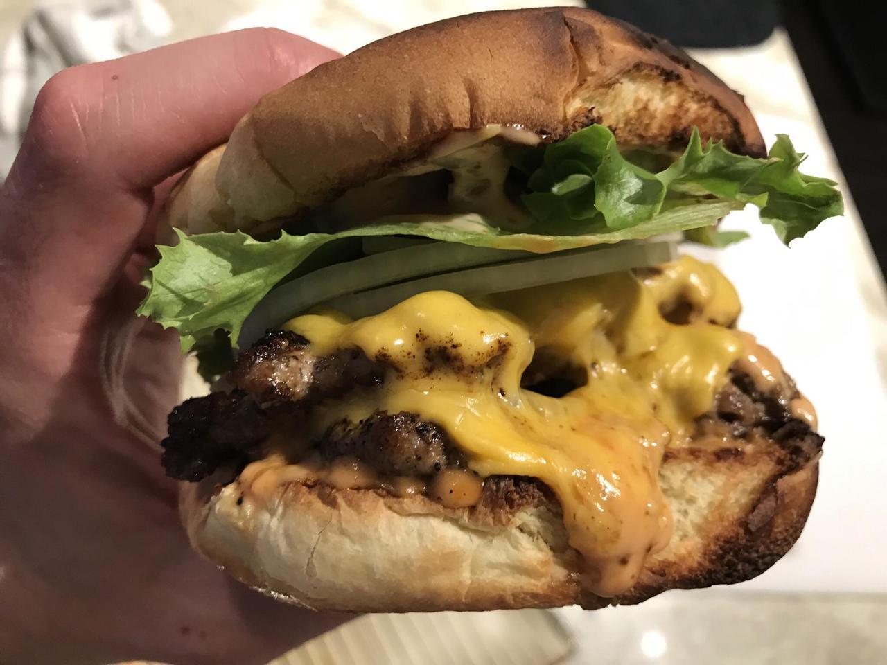 food-porn-diary:  50/50 Venison Pork Smash Burger w/ lettuce, onion, pickles, and