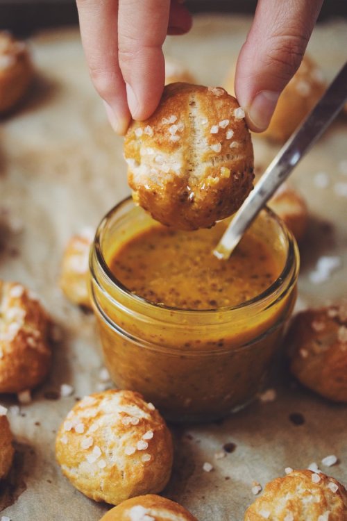 vegan-yums:Pretzel bites with spicy maple mustard dip / Recipe