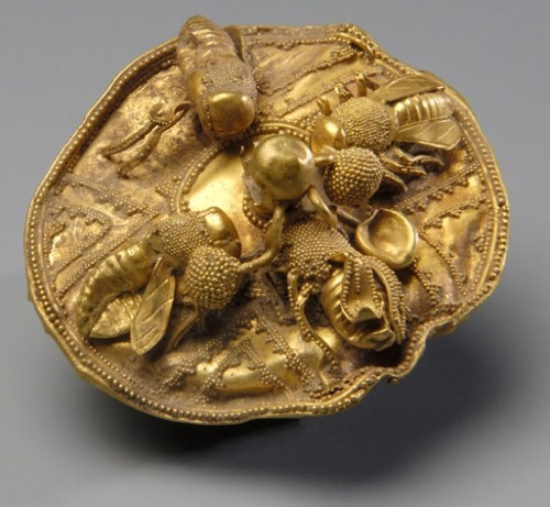 fionatlux: archaicwonder: Greek Gold Roundel with Bees, 7th Century BC The goldwork technique seen h