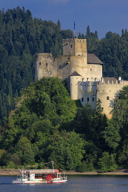 Niedzica Castle in Pieniny Mountains, Poland (by PolandMFA).