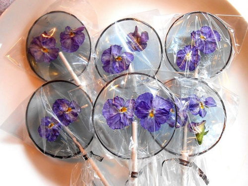 culturenlifestyle: Ethereal Lollipops Hold Edible Flowers Inside Pittsburg-based boutique Sugar Bake