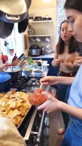 sersh:Danielle and Alana Haim making nachos (02.04.18)