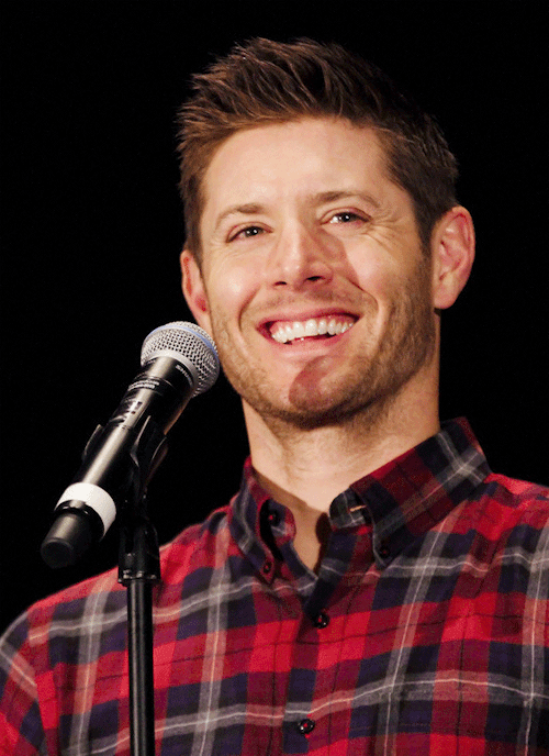 suckmywinchester:Jensen @Dallascon15 [credits jensenwuvzhugz​]