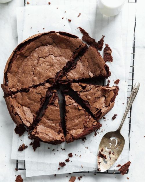 FLOURLESS FALLEN CHOCOLATE CAKE (recipe)This stunningly beautiful cake by Sarah Crawford of Broma Ba