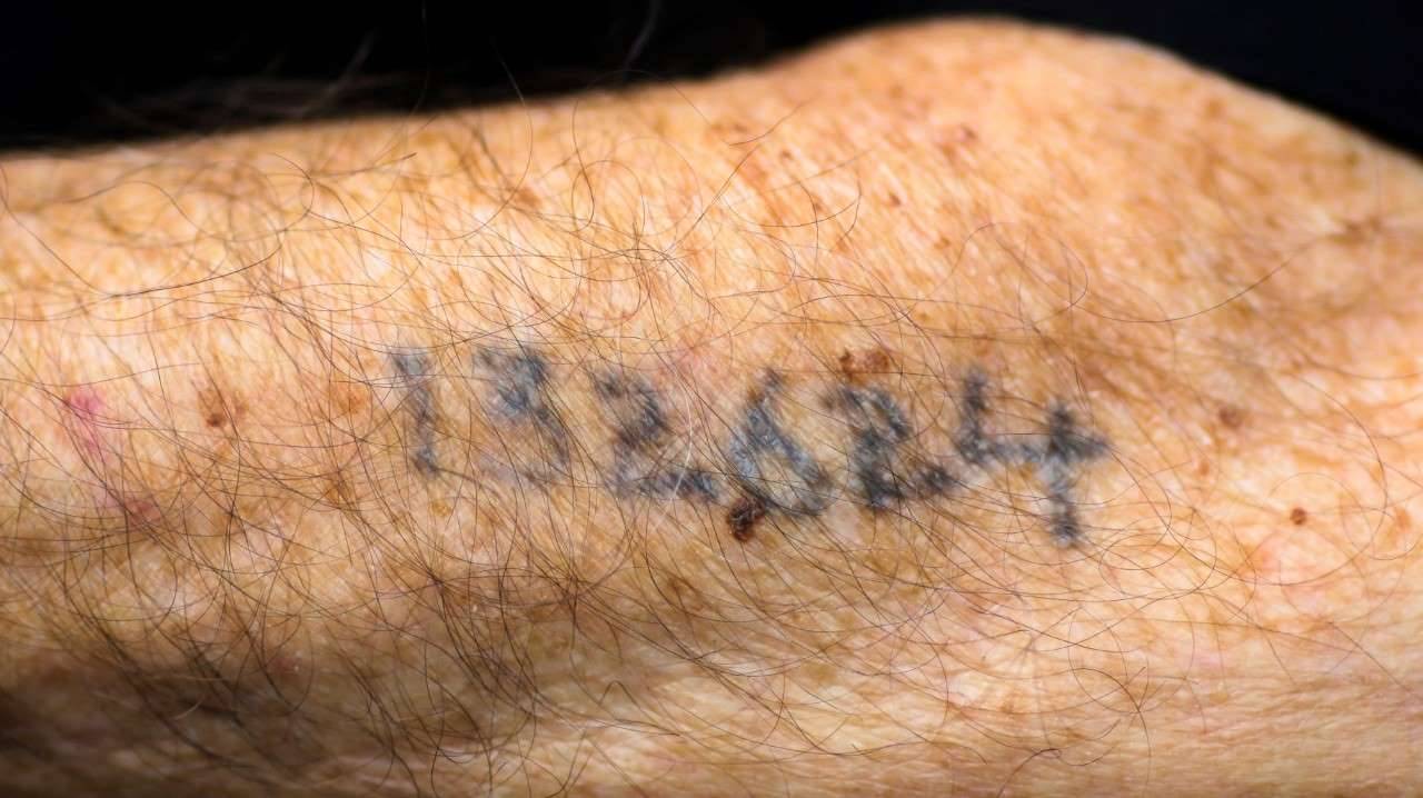 Sobreviviente de Auschwitz, Leon Schwarzbaum muestra su número tatuado. Condenan a 4 años de prisión al “contador de Auschwitz”. El ex sargento de la SS Oskar Groening, de 94 años, acusado de concurso en el homicidio de más de 300.000 personas en el...