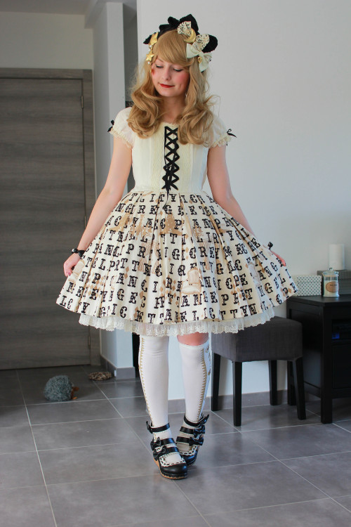 crazy-kitch:  Outfit with the fantastic “moon night theatre” from Angelic Pretty. I