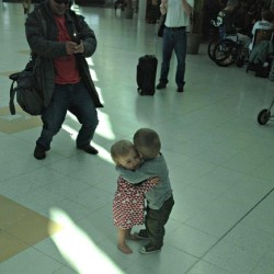 yelyahwilliams:  yeas:   They had never met before, but decided to hug it out in the middle of an airport terminal.  omg stop  Oh my gah 