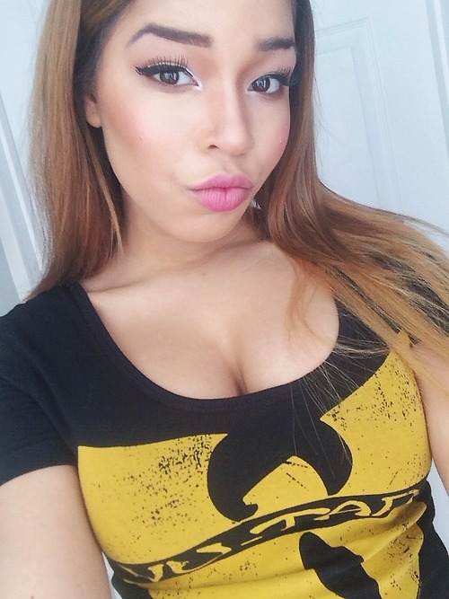 shesbombb:  http://g0ldenskin.tumblr.com 