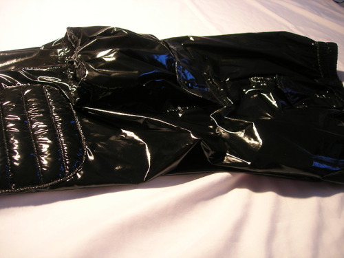 Extrashiny nylon R@ZZ pants.Made in cargo style with 2 roomy attached cargo pockets and 2 padded kne
