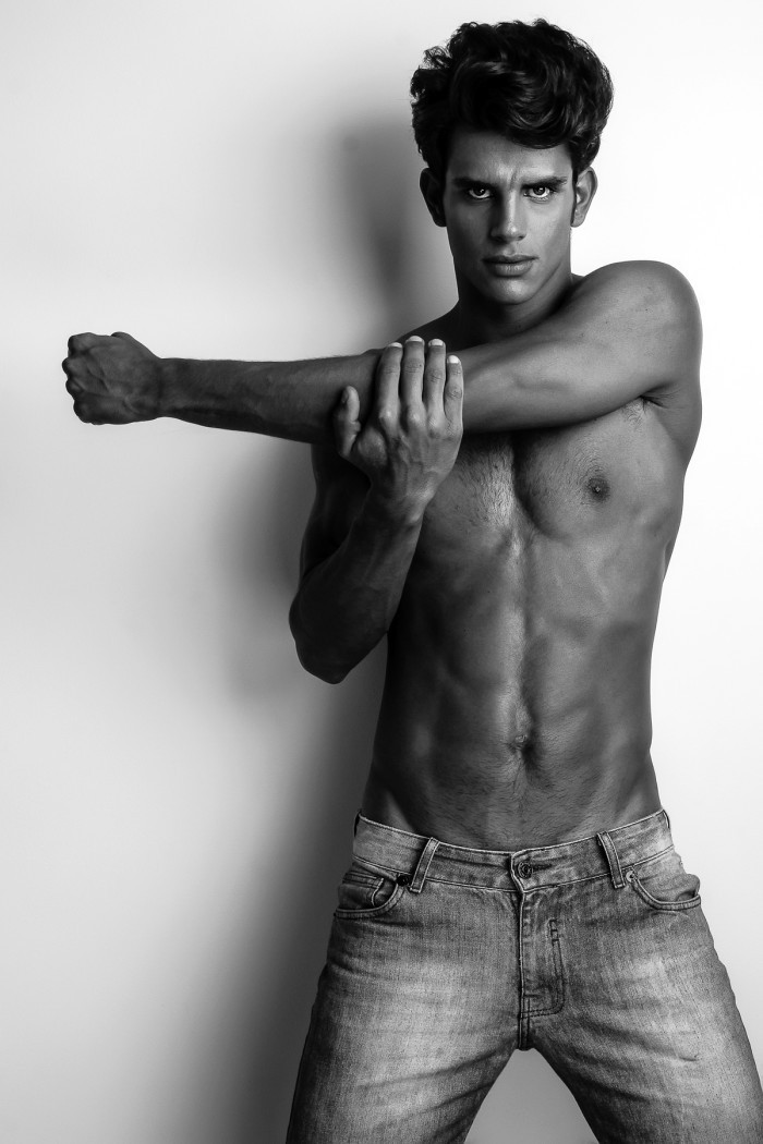 prazermasculino:  (via Artur Medeiros, o pedreiro gato, sensualiza em seu primeiro