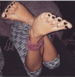 bamfandsnikt:  Loving that feet jewelry!!
