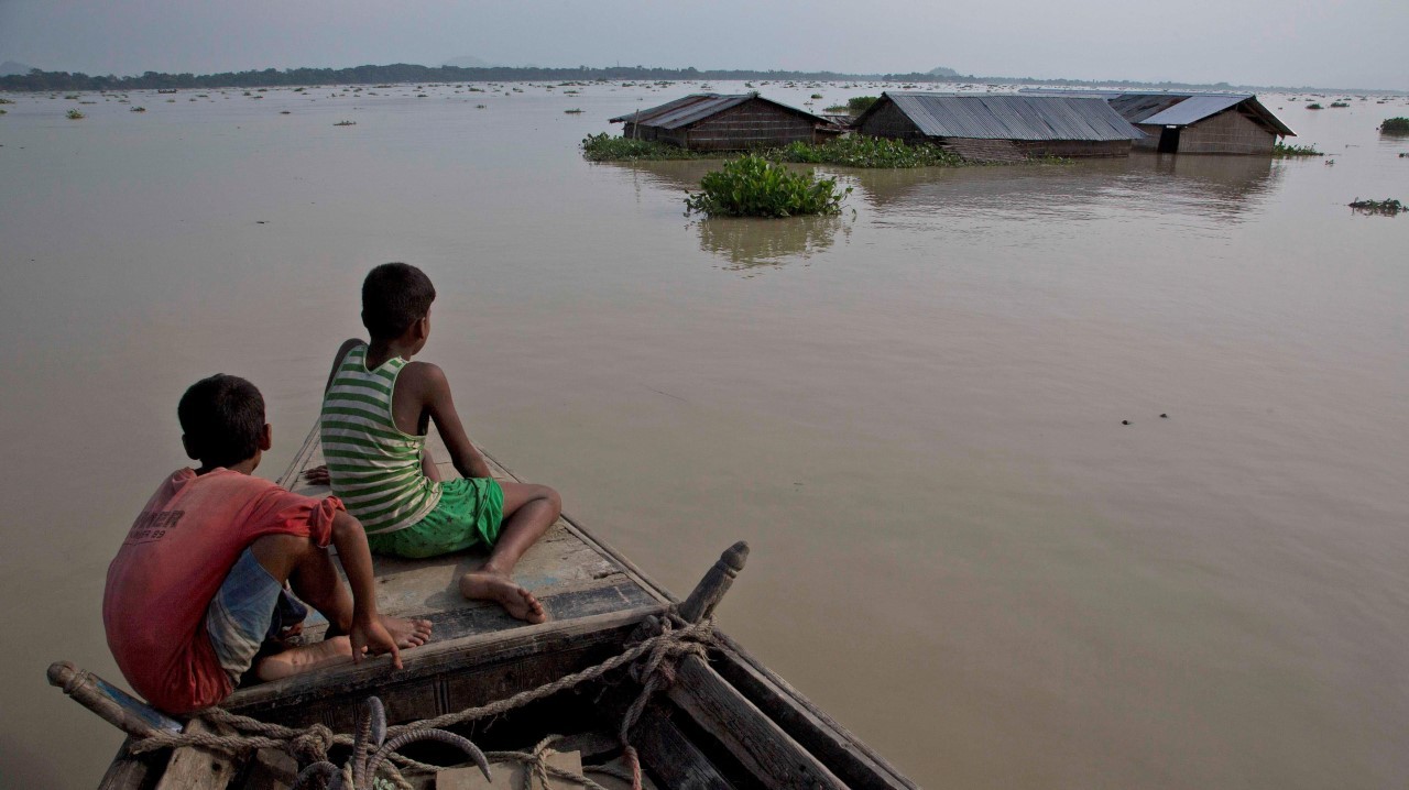 BAJO EL AGUA. Imágenes de las inundaciones en el distrito de Morigaon, estado de Assam, India, el 15 de agosto de 2017. Las fuertes lluvias monzónicas han desatado deslizamientos e inundaciones que mataron a cientos de personas en los últimos días y...