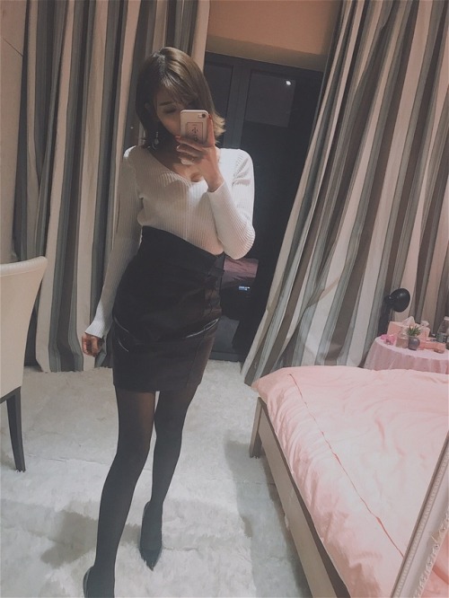 sugar-chenchen: 好多人说我不更新、、最近天天那么忙有什么好更新的这种普通黑丝➕皮裙有人喜欢吗 美