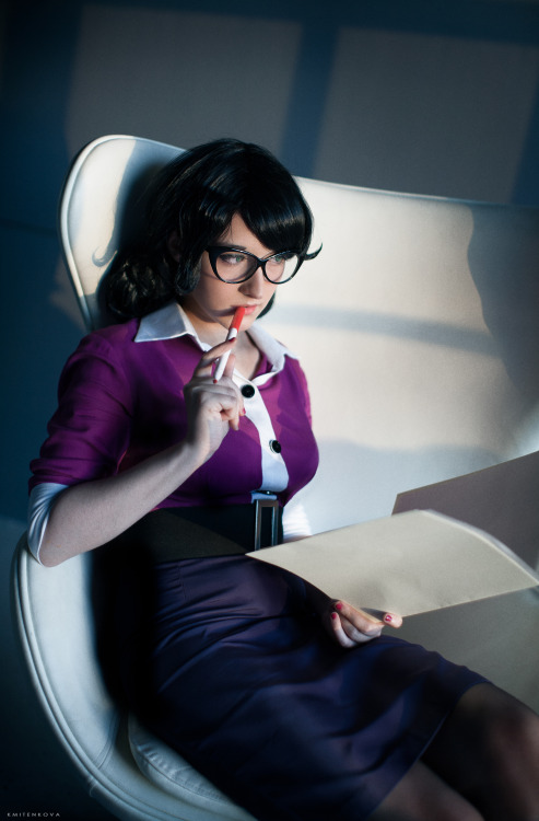Looks like I will be burying bodies all weekend~Miss Pauling cosplay Part 1.