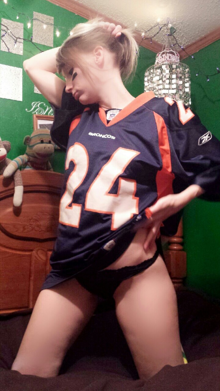 naughtygwensadventures:  #superbowl #football #broncos #ass #sports #sexyblonde