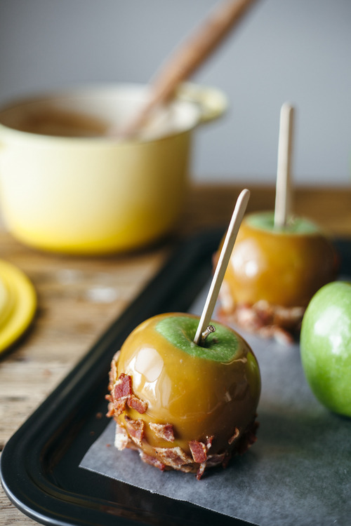 sweetoothgirl:   BACON CARAMEL APPLES   