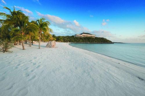 Musha Cay island, Bahamas, Caribbean, 23° 53′ 0″ N, 76° 15′ 0″ WMusha Cay is a 150 acre (&frac14; of