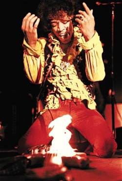 babeimgonnaleaveu:  Jimi Hendrix burning