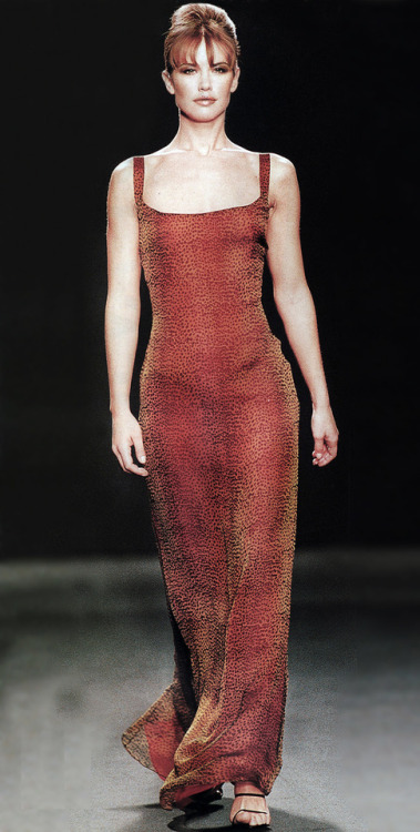 CAROLINA HERRERA Fall/Winter 1997/98. New York.model: Valeria Mazza