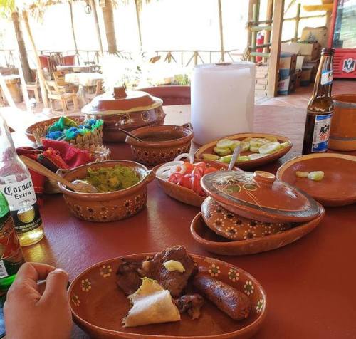 jalisco-y-tequila:  Soy tan feliz cuando vengo a mi rancho!  😔