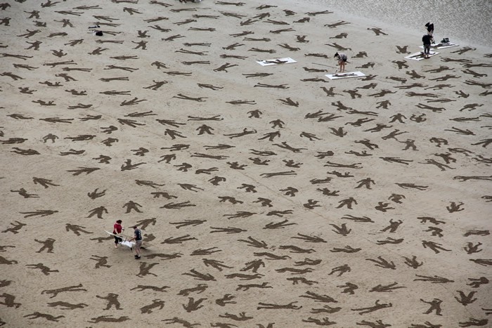 odditiesoflife:  9,000 Fallen Soldiers Stenciled into Sand at Normandy Beach To commemorate