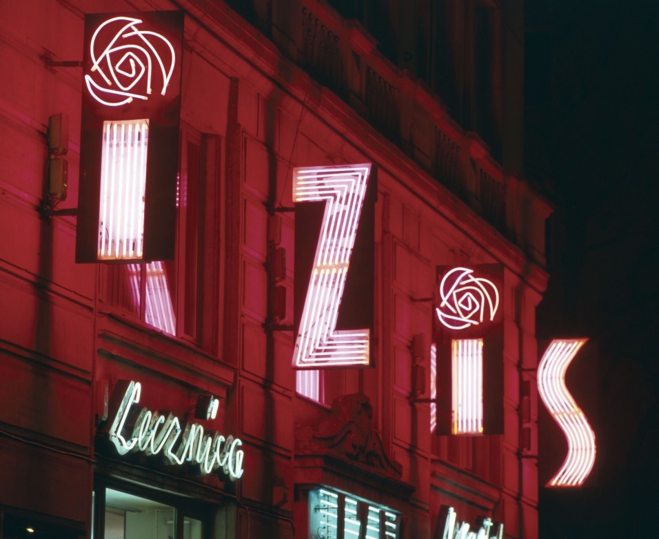 OogpornoAangenaam: m'n nieuwste verslaving: neon signs. Deze verzameling komt uit het communistische tijdperk van Polen. Pure OOGPORNO, toch?