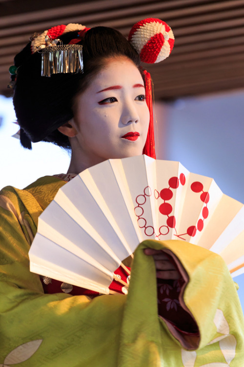kamishichiken: Maiko Katsuna performing at the Kitano Tenmangu shrine for Setsubun 2015 (source).
