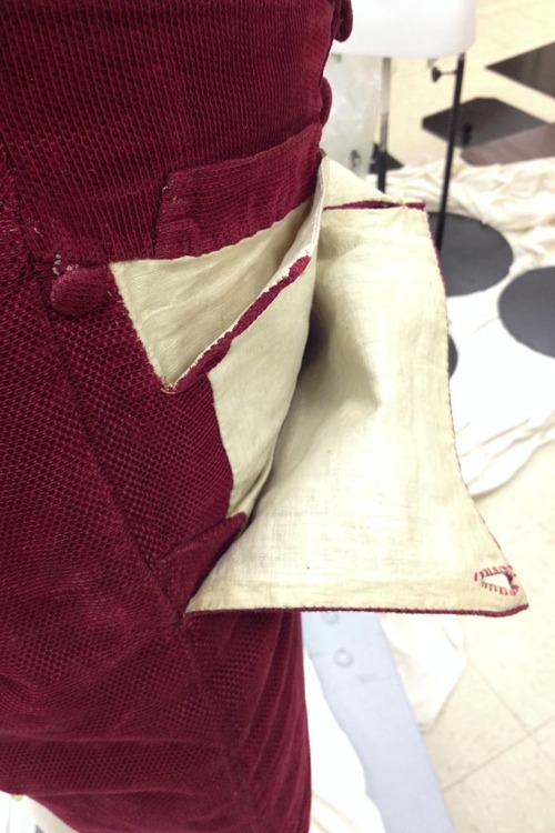 thegentlemanscloset:Red velvet breeches. French 1778. There is some nice detail in these photos, sho