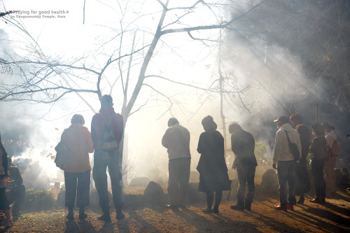 燈護摩供野外火渡り大祈願会 in 朝護孫子寺   2020年11月3日撮影。柴燈護摩は行者の煩悩を焼き尽くす行であり、天下泰平、五穀豊穣、家内安全など諸願成就の祈願として行われます。参加者が