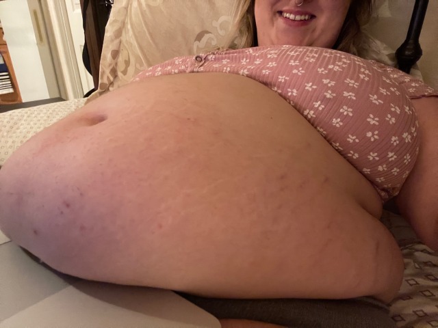 bbwsophieblake:Ooof. Fatty on her laptop