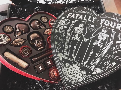 hautemacabre: The @vegantreats Fatally Yours Valentine’s Day box is absolute PERFECTION. It&rs