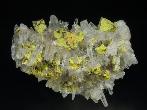 Stolzite on Scheelite and Quartz - Mundo Nuevo mining area, Mundo Nuevo, Huamachuco, Sánchez 