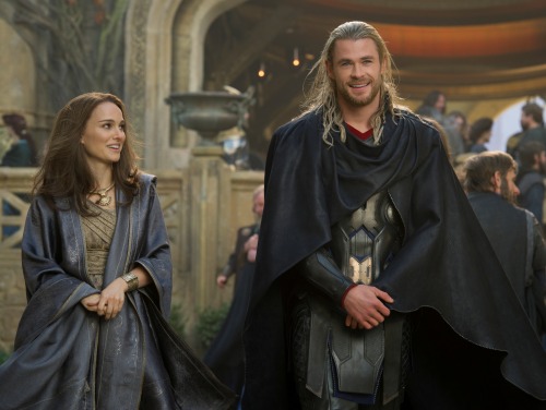 gingerhaze:destronomics:edenliaothewomb:Natalie Portman as Jane Foster and Chris Hemsworth as Thor i