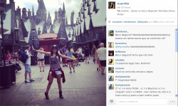 eudevito:  Alguém avisa? #poserdetected Anitta postou uma foto da sua viagem a Orlando dentro do parque do Harry Potter (The Wizarding World of Harry Potter) posando no Beco Diagonal! Que legal, né? Pena que não é o Beco Diagonal e sim Hogsmeade!