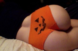 m0rphlne:  Buy the pumpkin butt some pizza but and it will be Halloween forever!!