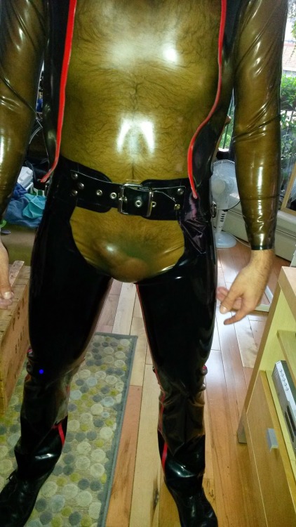 divo72:  rubbermayhem:  Hot. Via: Rubber Canuck Blogspot  Find this a turn on. 