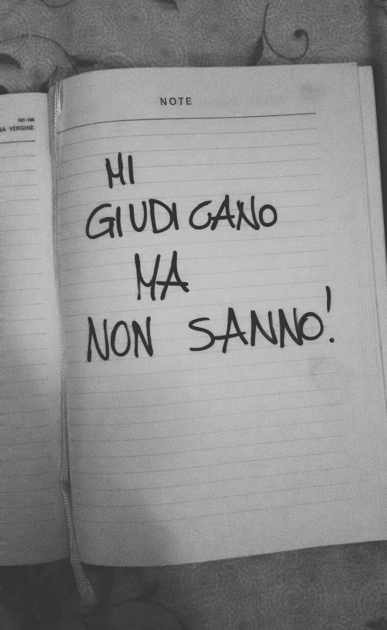 personeconparoledentro:  cercavomestessadentroalmare:  Mi giudicano ma non sanno!