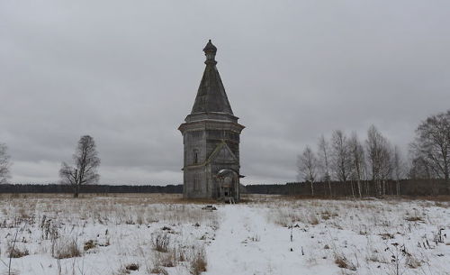 statues-and-monuments:   statues-and-monumentsAbandoned Church, Kargopol, Russia Photographer: deni-spiri 