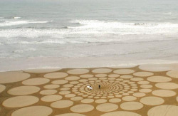 ultrafacts:Artist Jim Denevan is known for making large scale art in the sand.(Source)