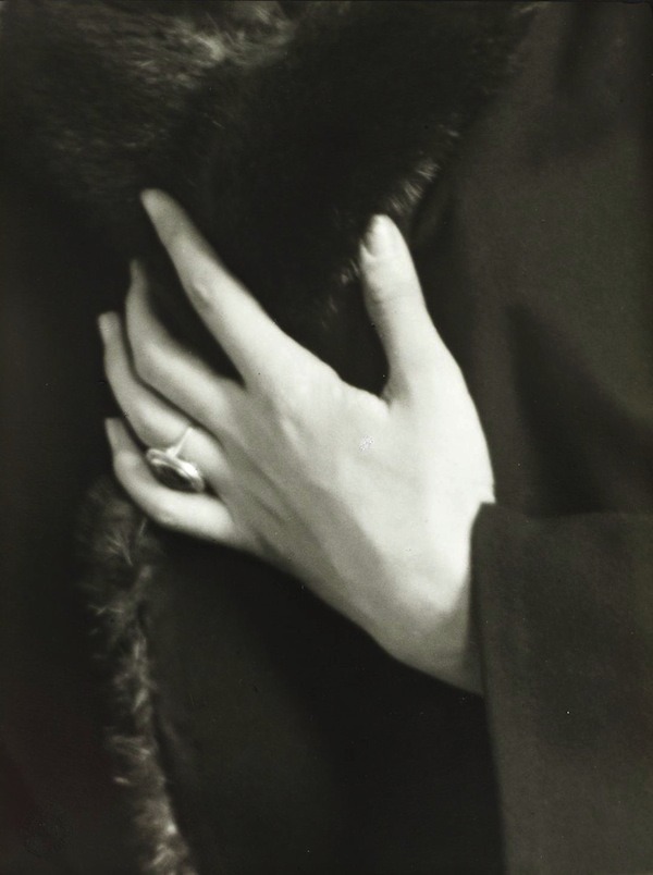 babinus:  Studien - Der Mensch [Hands of a Tenor], 1928 (August Sander) 